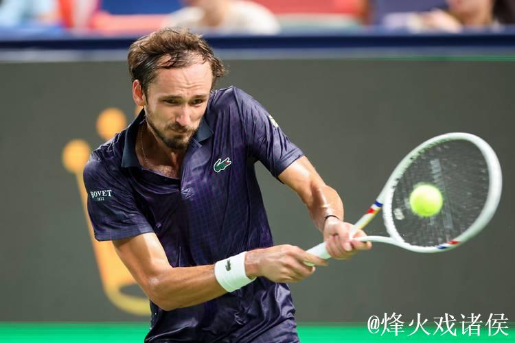 完胜德米纳尔 ATP上海大师赛梅德韦杰夫晋级四强