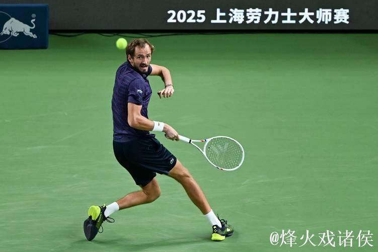完胜德米纳尔 ATP上海大师赛梅德韦杰夫晋级四强