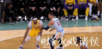 詹姆斯三双助湖人狂胜马刺，克内克特20+8终结3连败