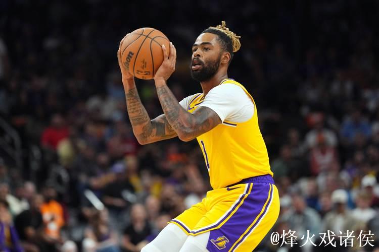 詹姆斯三双助湖人狂胜马刺，克内克特20+8终结3连败